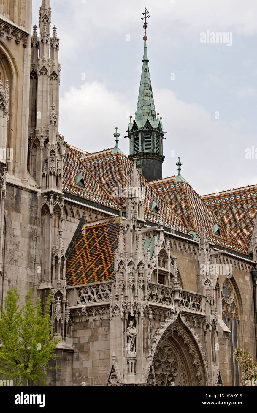 Belle piastrelle ungherese del tetto sul tetto della chiesa di San Mattia Matyas Templom a Budapest Ungheria Foto Stock