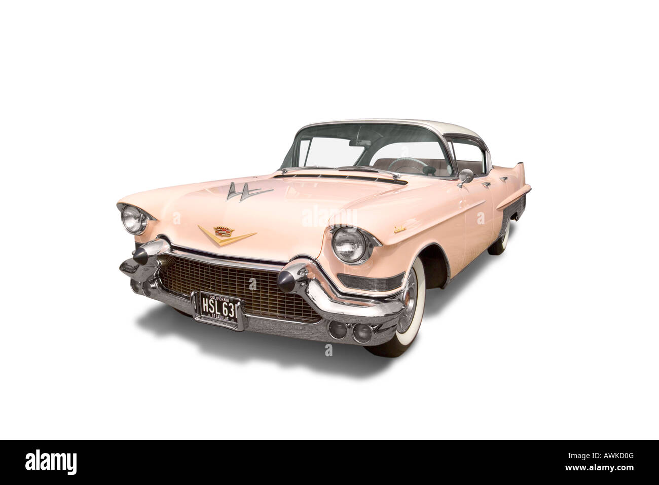 Retrò Cadillac rosa su un puro sfondo bianco. Foto Stock