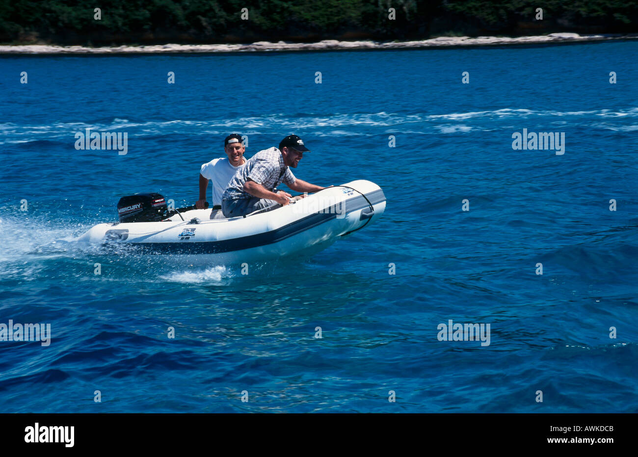 Due uomini su un gommone in acqua, Susak, Istrien, baia di Kvarner, Croazia  Foto stock - Alamy