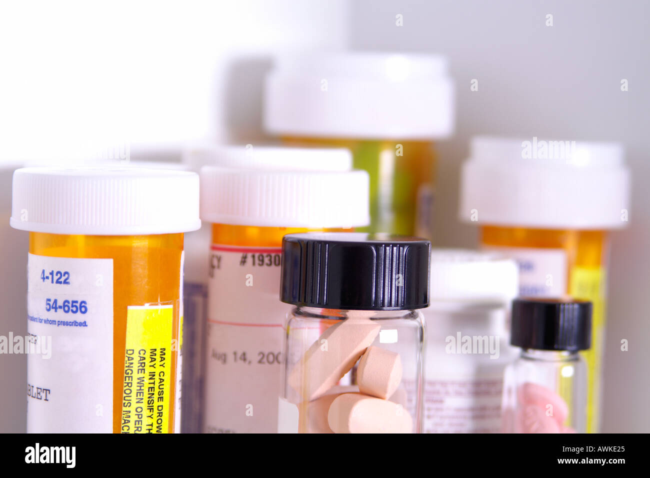 Contenitori di pillole in medicina cabinet Foto Stock