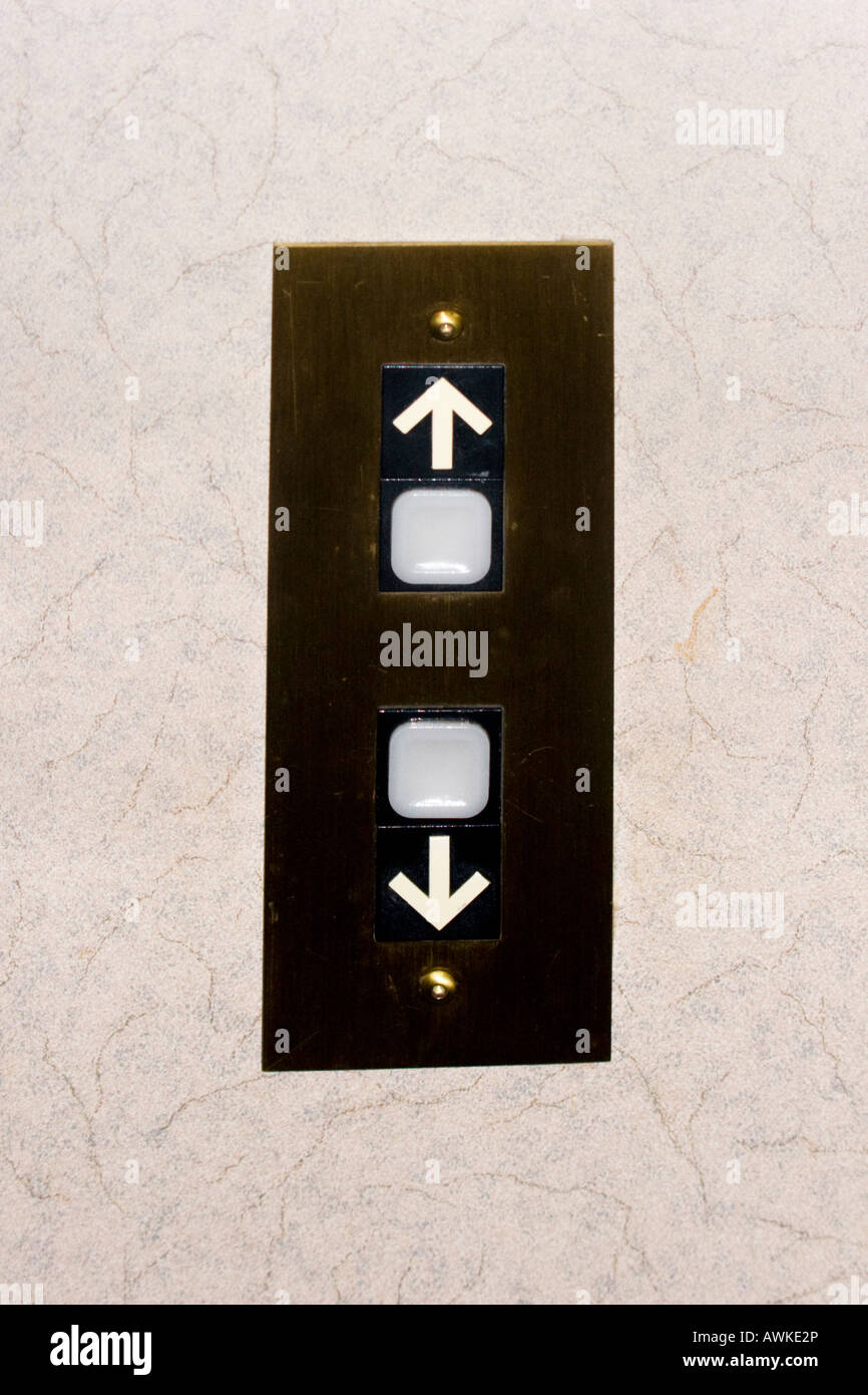 Concetto di ascensore pannello con i pulsanti su e giù. Concetto di equilibrio, sfida, direzione, confusione, diversità, esplorazione. Foto Stock