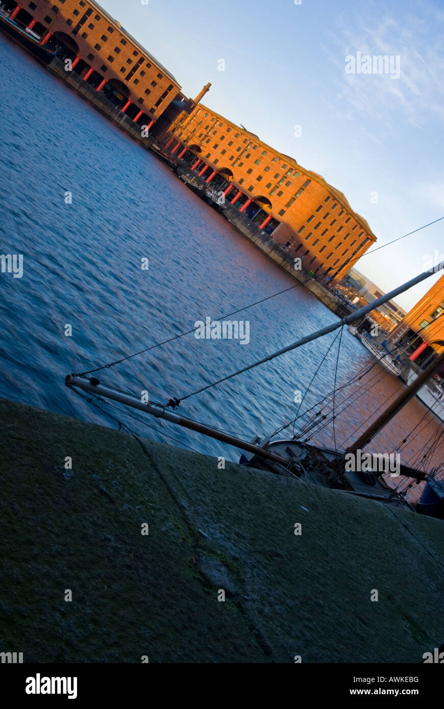 Ritratto verticale fotografia di Albert Docks in Liverpool Regno Unito GB EU Europe Foto Stock