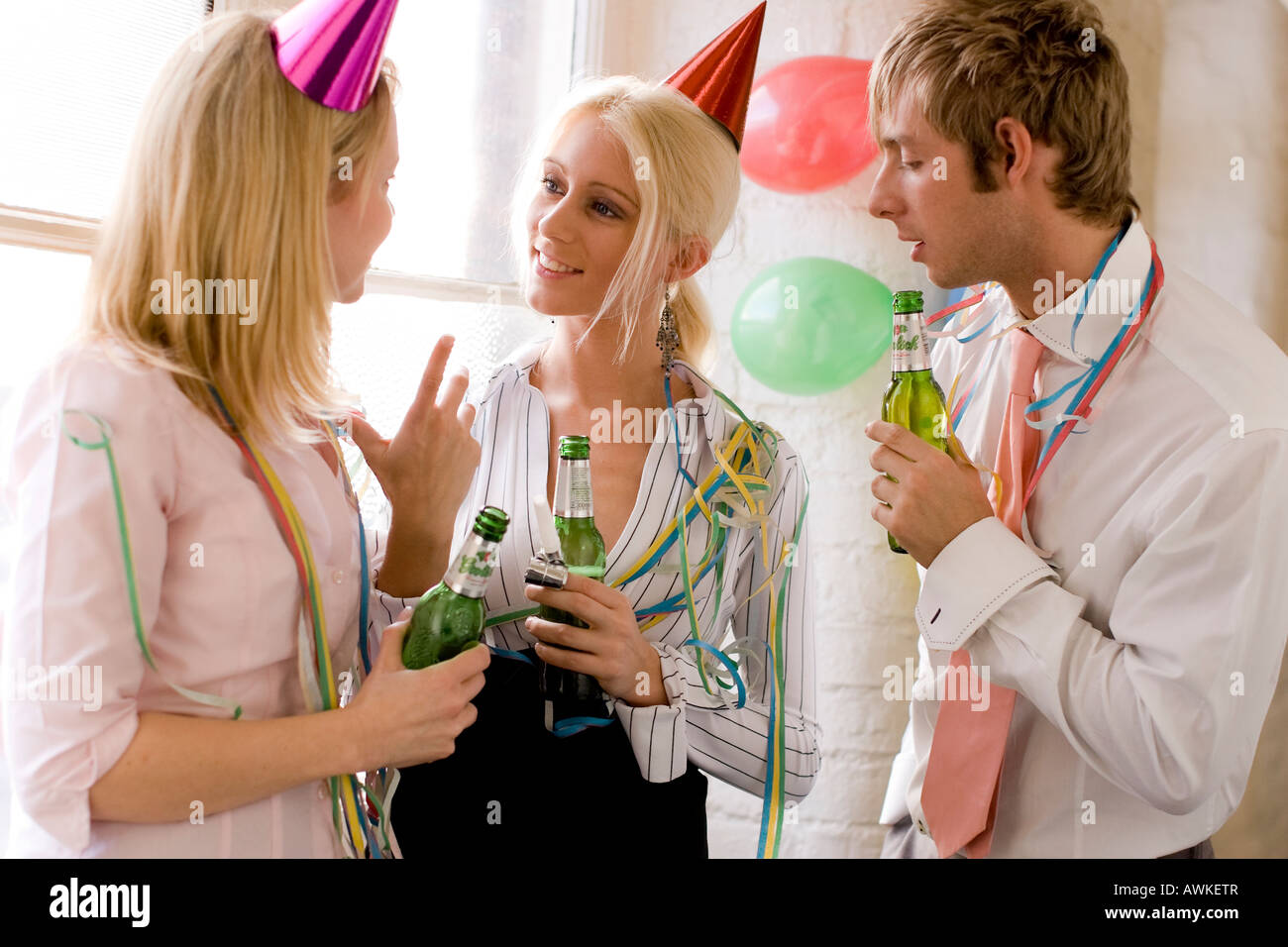 Gruppo di persone a bere ad una festa in ufficio Foto Stock