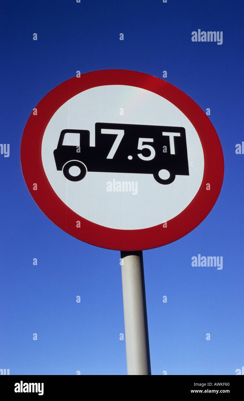Il limite di peso di avvertimento di intasamento del segno 7 5 tonnellate per lorrys sulla strada davanti Leeds REGNO UNITO Foto Stock Il limite di peso di avvertimento di intasamento del segno 7 5 tonnellate per lorrys sulla strada davanti Leeds REGNO UNITO Foto Stock