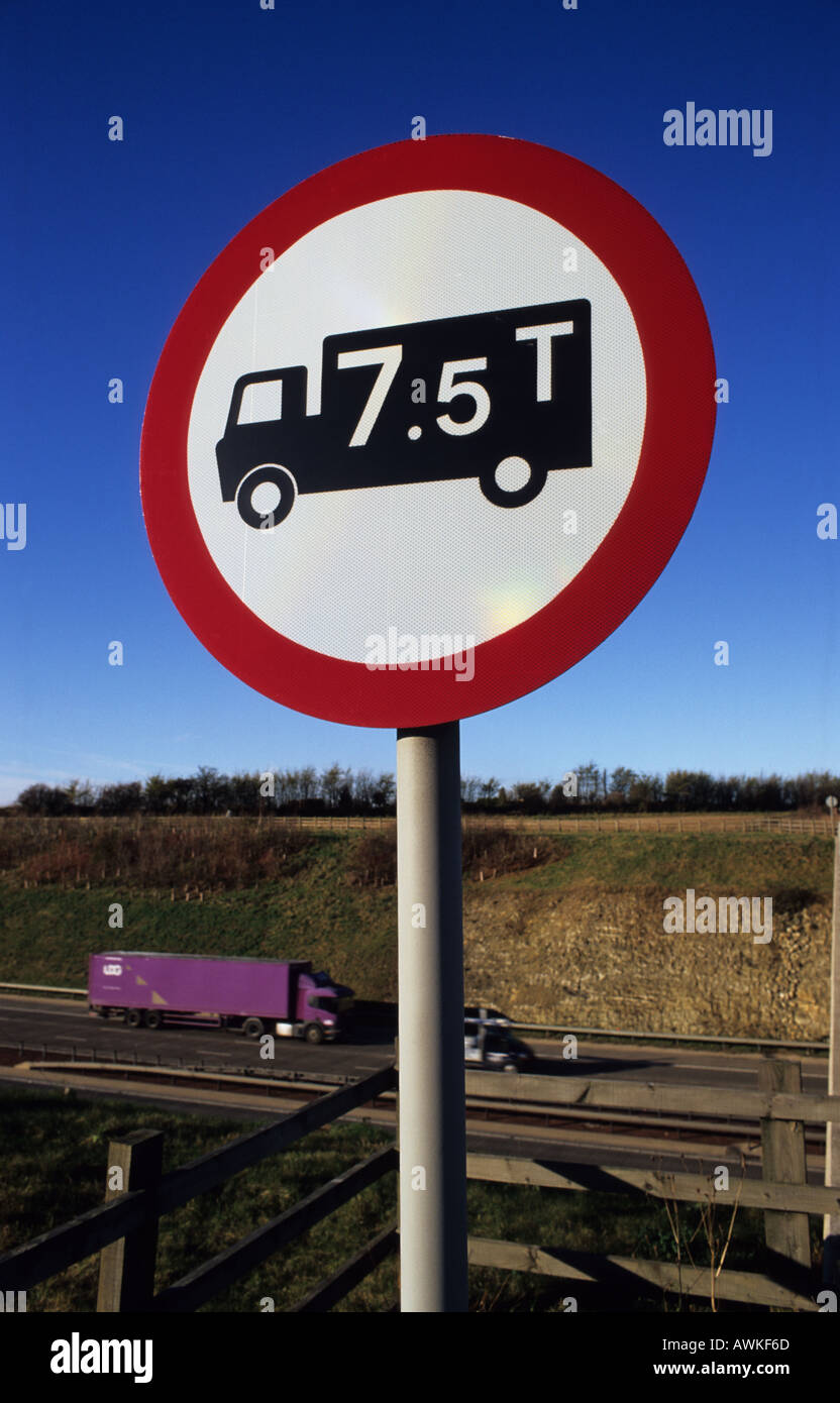 Il limite di peso di avvertimento di intasamento del segno 7 5 tonnellate per lorrys sulla strada da percorrere con la a1 m1 road nella distanza Leeds REGNO UNITO Foto Stock Il limite di peso di avvertimento di intasamento del segno 7 5 tonnellate per lorrys sulla strada da percorrere con la a1 m1 road nella distanza Leeds REGNO UNITO Foto Stock