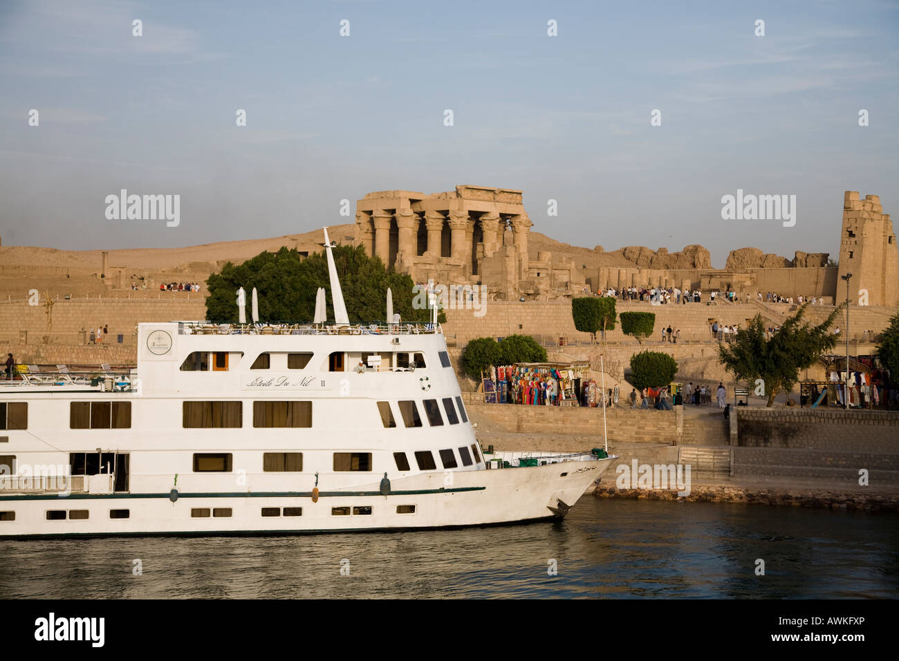 Crociera sul Nilo barca nella parte anteriore di un tempio Foto Stock