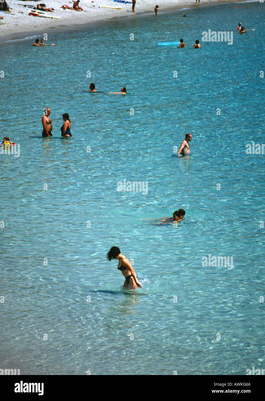 Persone guadare in mare Foto Stock