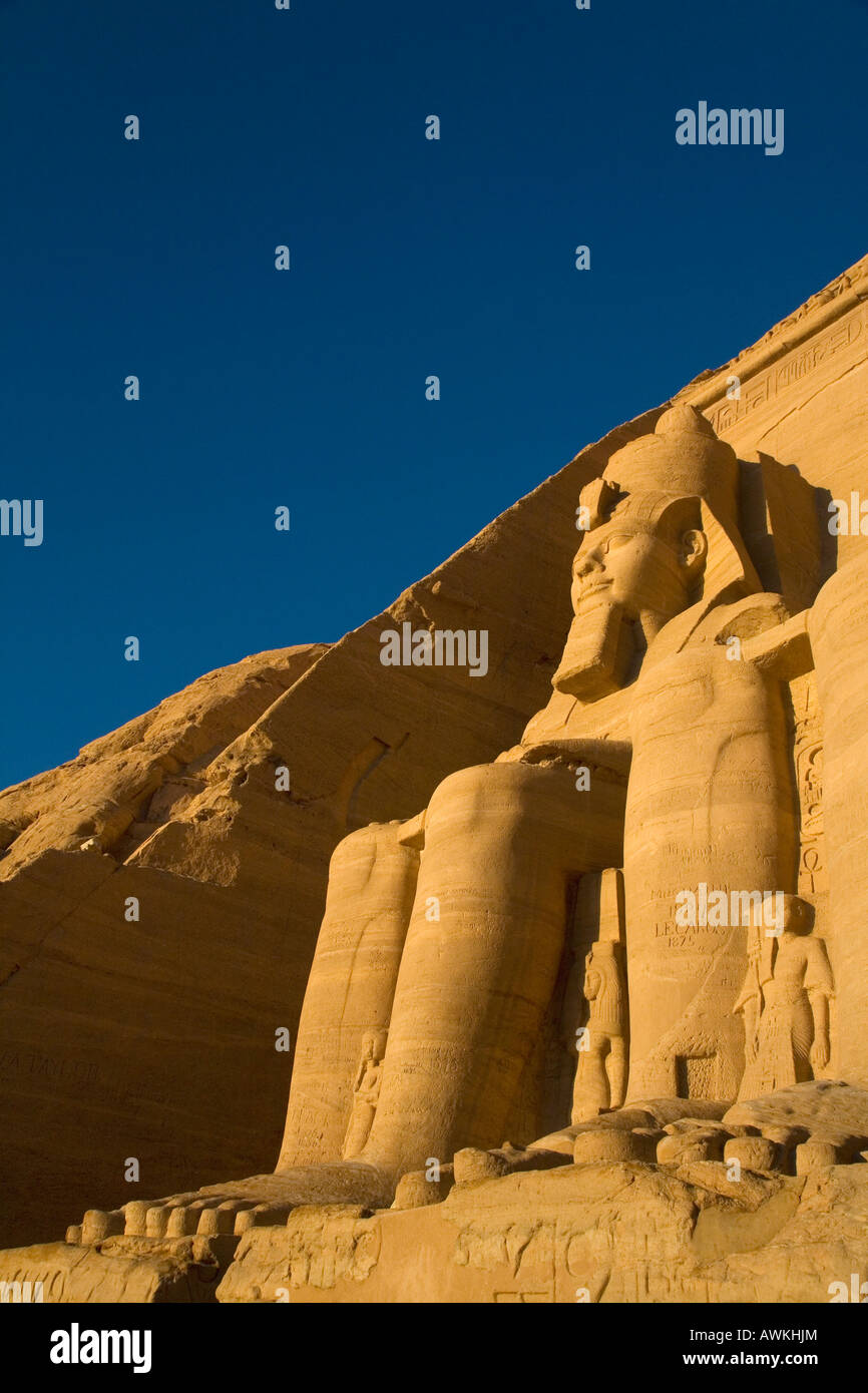 Abu Simbel tempio grande entrata con statua di Ramses II in inizio di mattina di sole Egitto Nord Africa Foto Stock