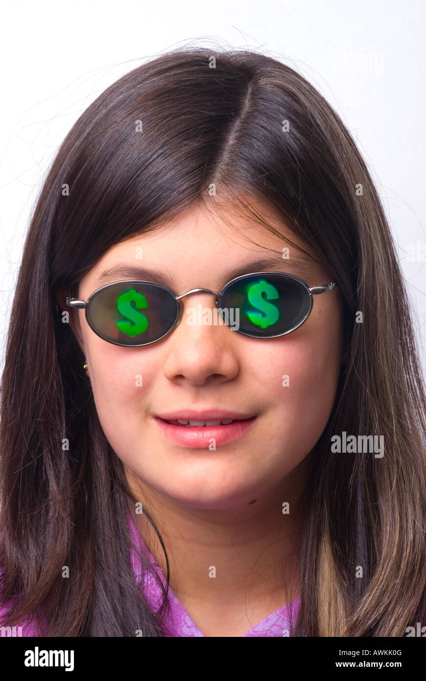 Giovane ragazza che indossa un paio di occhiali di divertimento con segni di dollaro sulle lenti Foto Stock