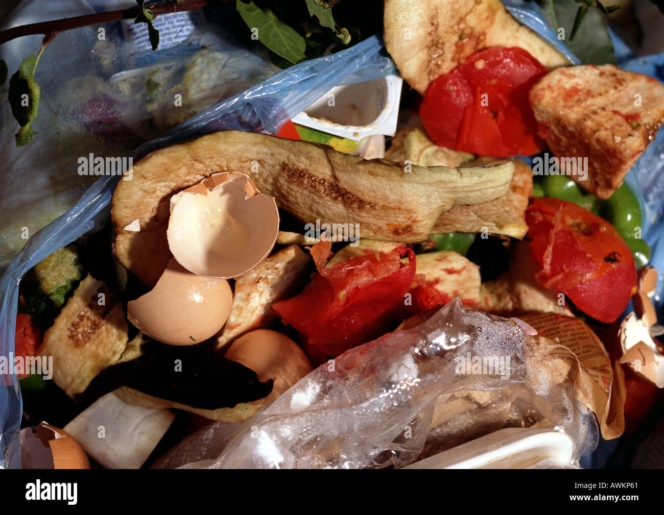 Immondizia e resti di cibo nel sacchetto dell'immondizia Foto Stock