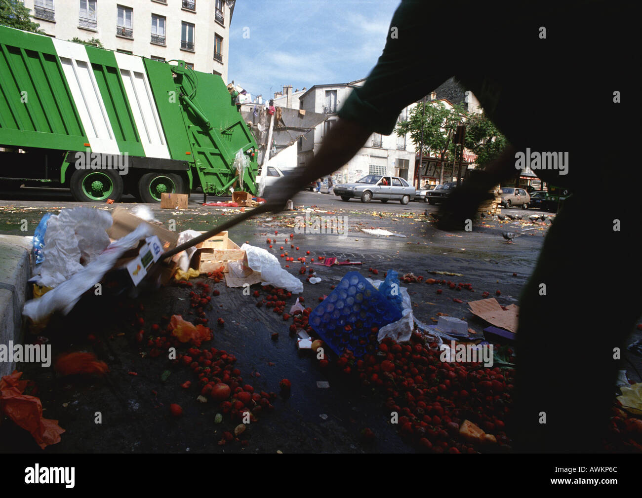 Garbage uomo nel cestino di pulizia e produrre versato in strada Foto Stock