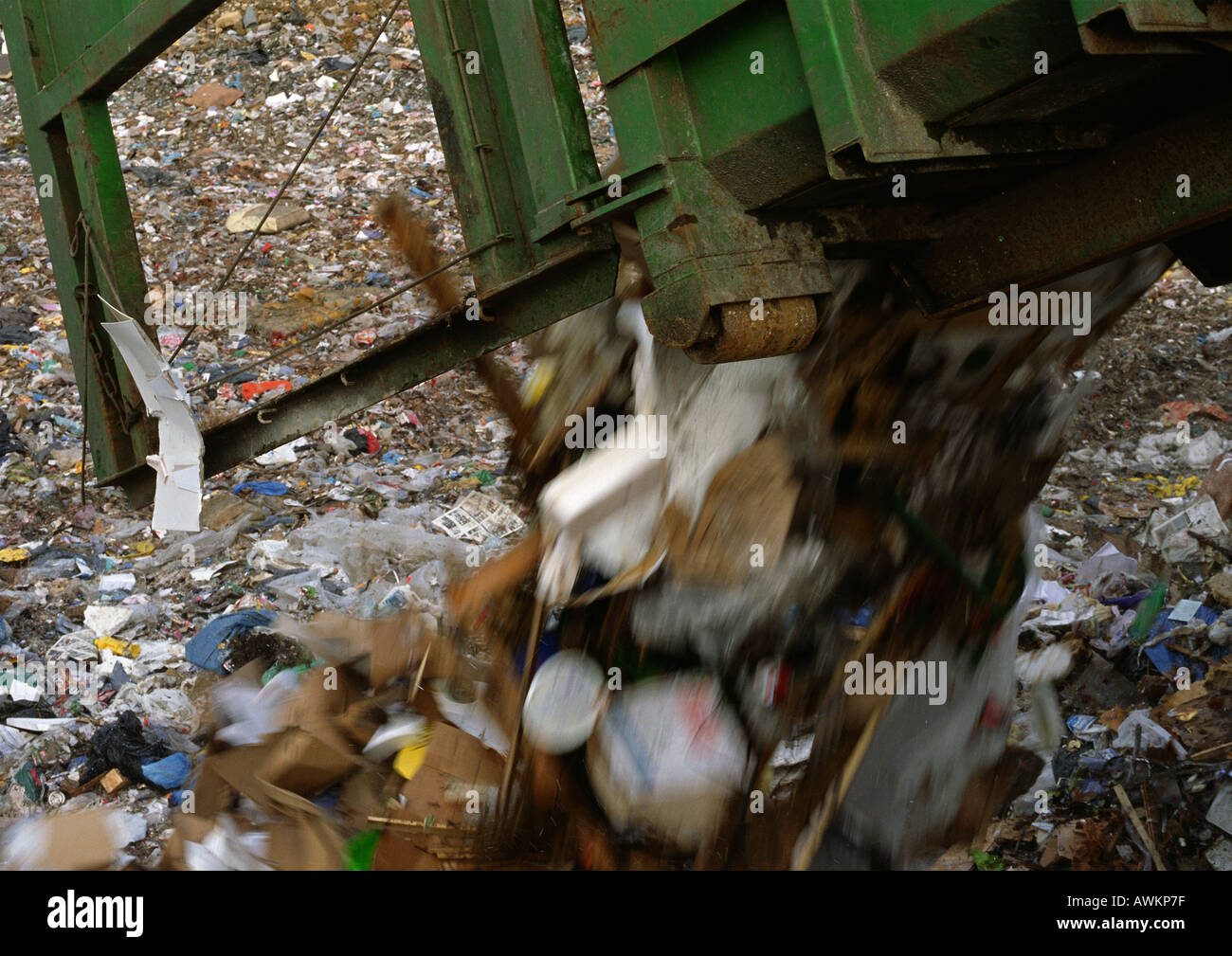 Autocarro con pianale di scarico nel cestino di dumping in discarica Foto Stock