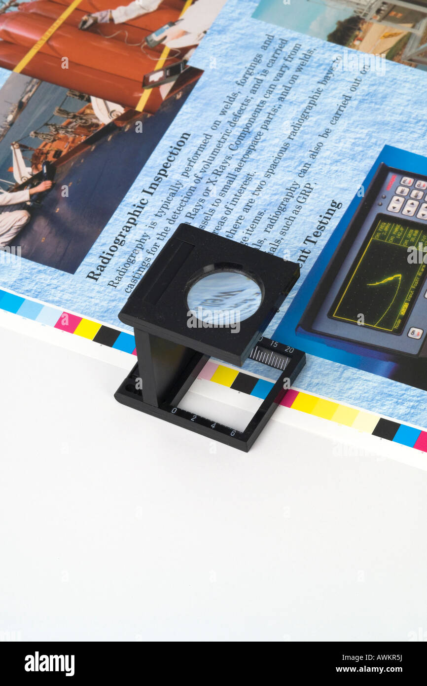 Lente di ingrandimento per il controllo colore registro di stampa Foto Stock