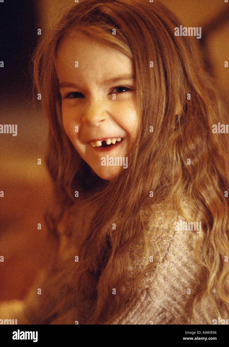 Poco ragazza sorridente con il dente mancante Foto Stock