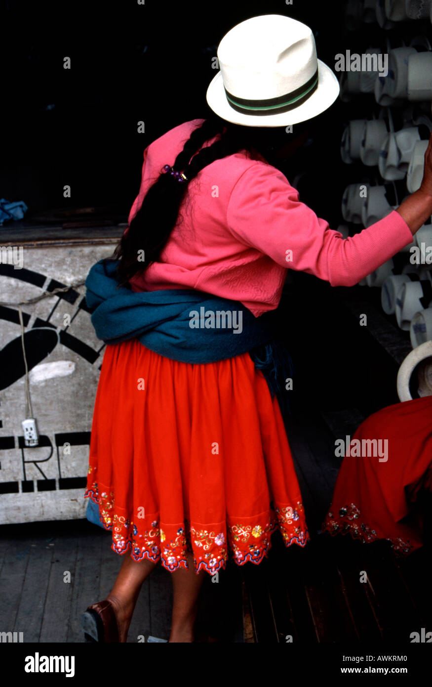 Tradizionalmente vestito donna in Ecuador Foto Stock