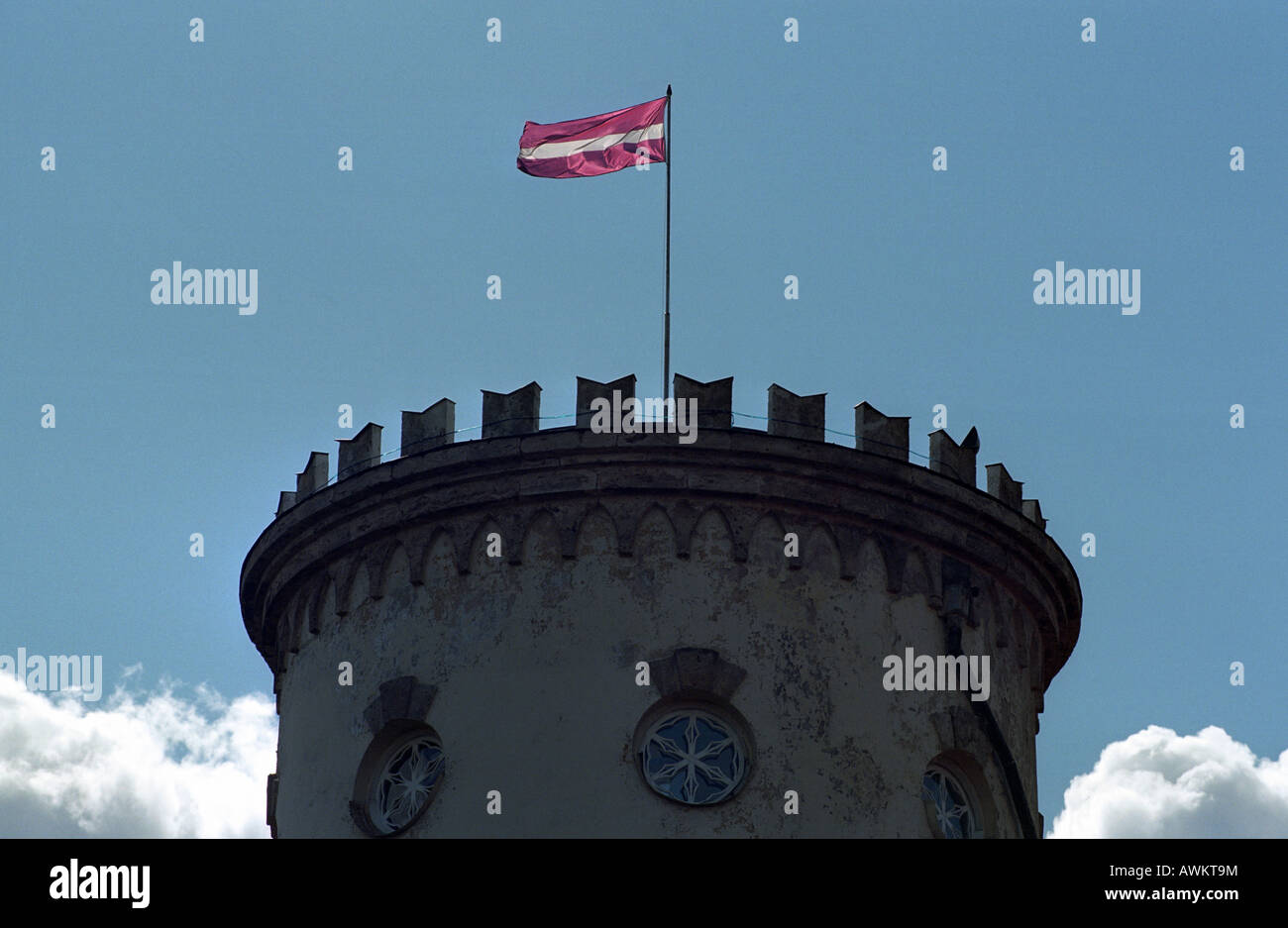 Bandiera lettone sulla torre del castello di Cesis, Lettonia Foto Stock