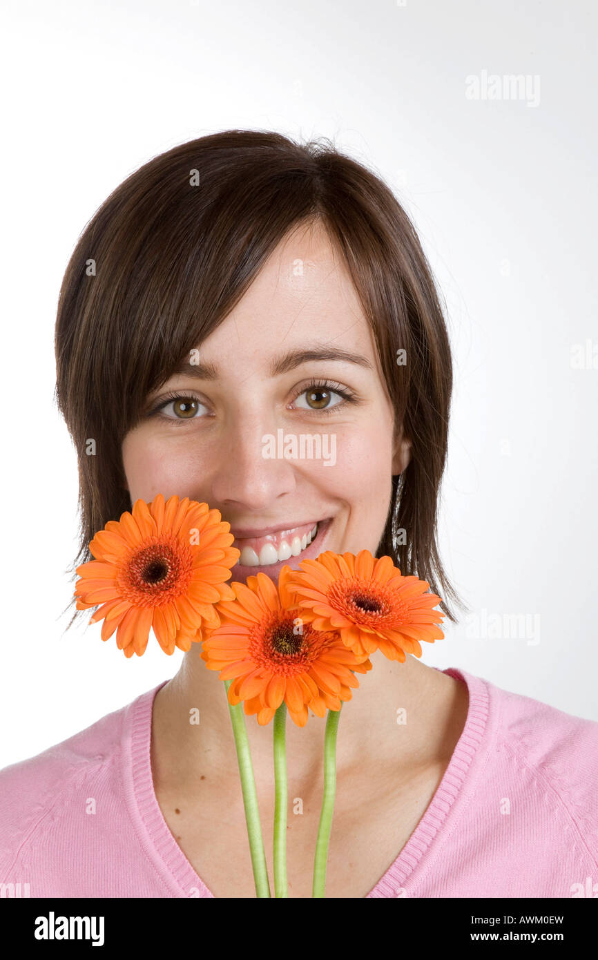 Sorridente giovane donna con fiori Foto Stock
