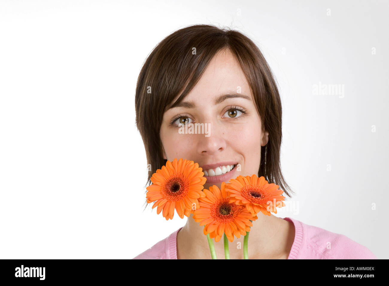 Sorridente giovane donna con fiori Foto Stock
