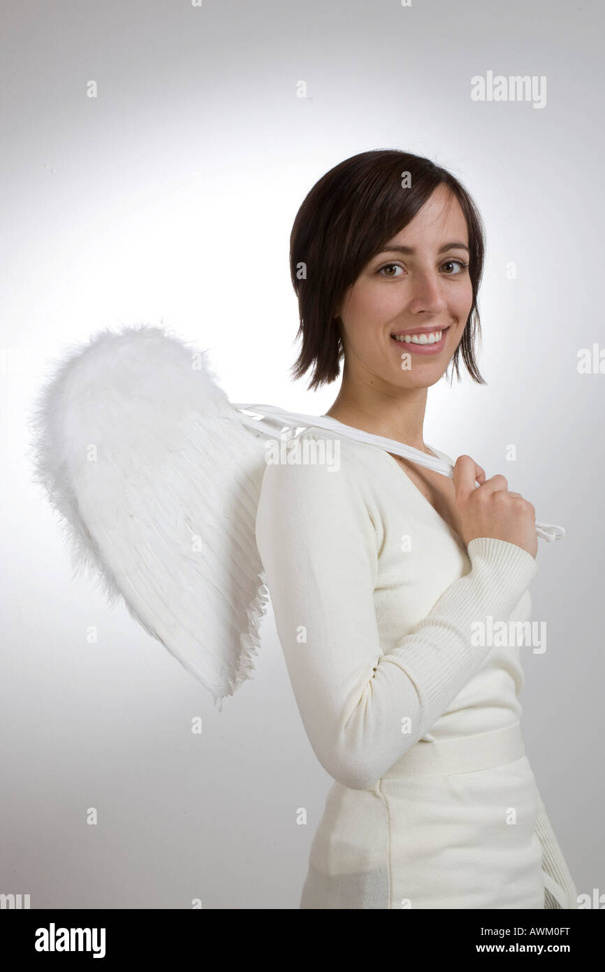Giovane donna con ali d'angelo Foto Stock