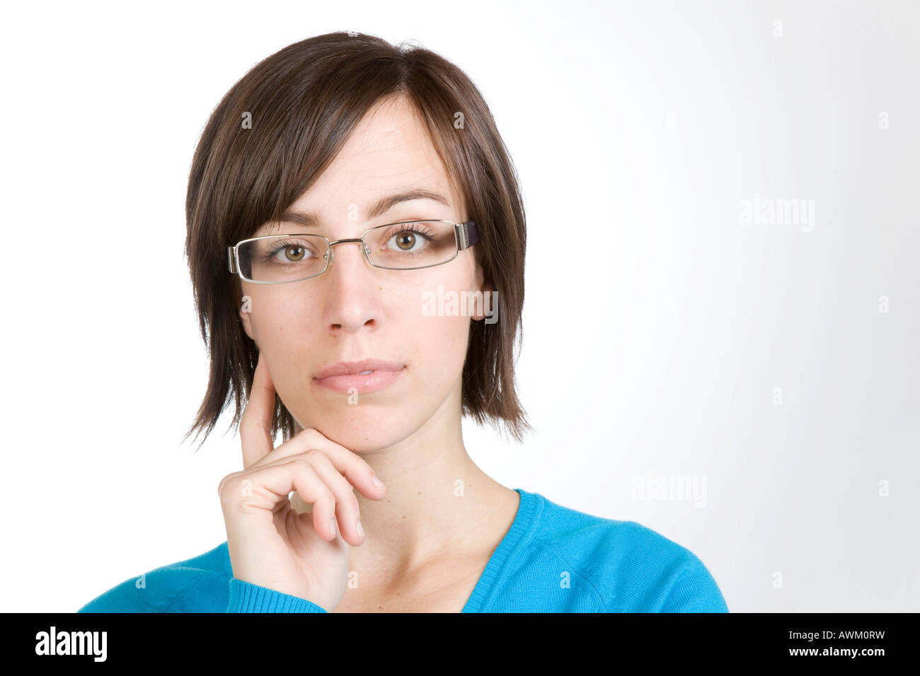 Giovane donna con gli occhiali Foto Stock