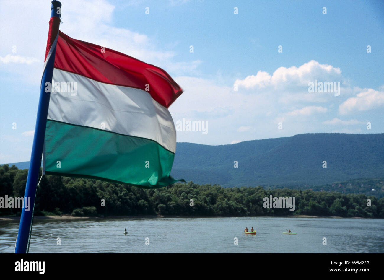 Close-up di una bandiera ungherese svolazzanti con la gente in una barca in background, lago di Balaton, Ungheria Foto Stock