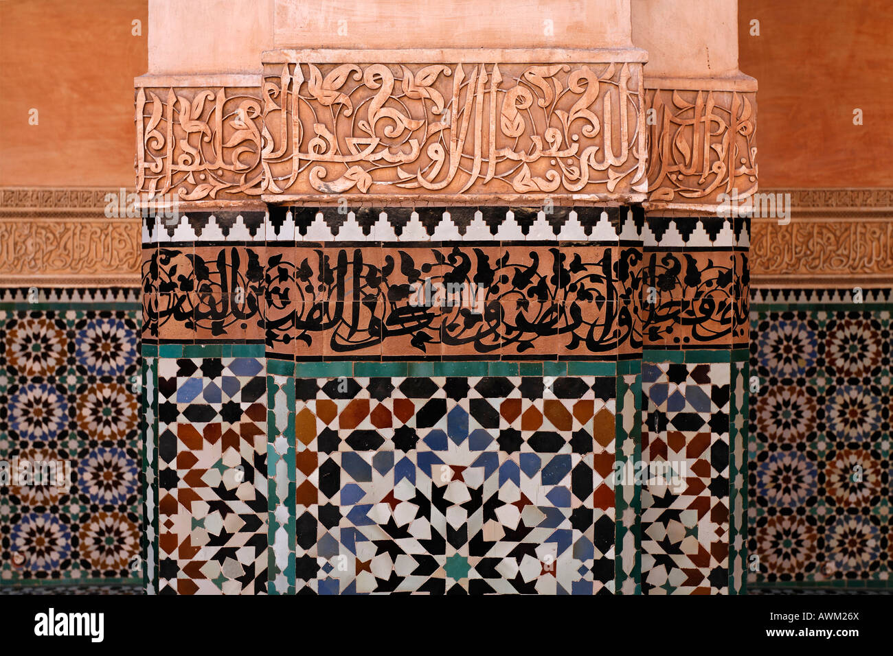 Colonna decorata con artistiche arabesque progetta, Ali-Ben-Youssef madrasah, storica Accademia teologica nel quartiere della Medina, Foto Stock