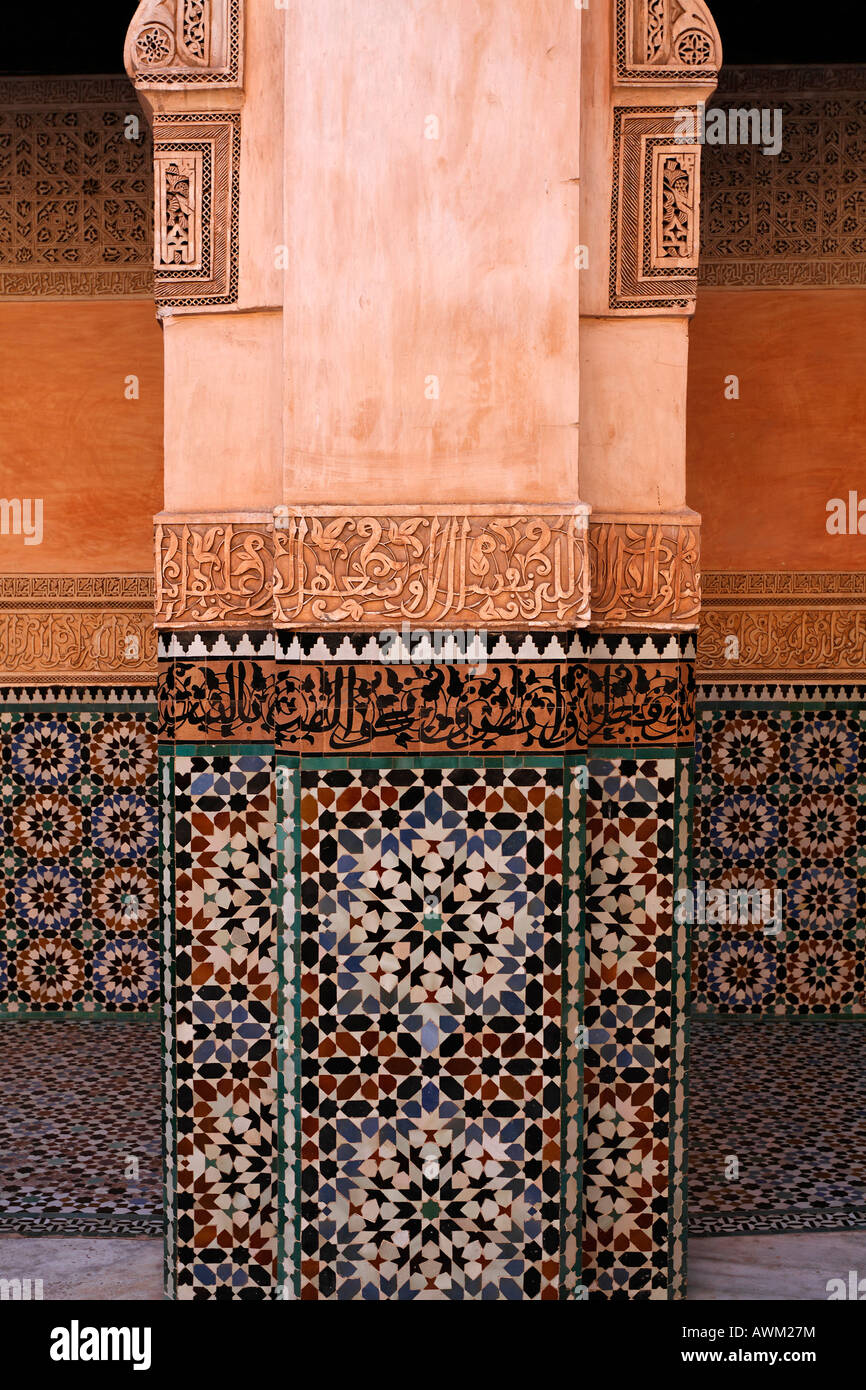 Colonna decorata con artistiche arabesque progetta, Ali-Ben-Youssef madrasah, storica Accademia teologica nel quartiere della Medina, Foto Stock