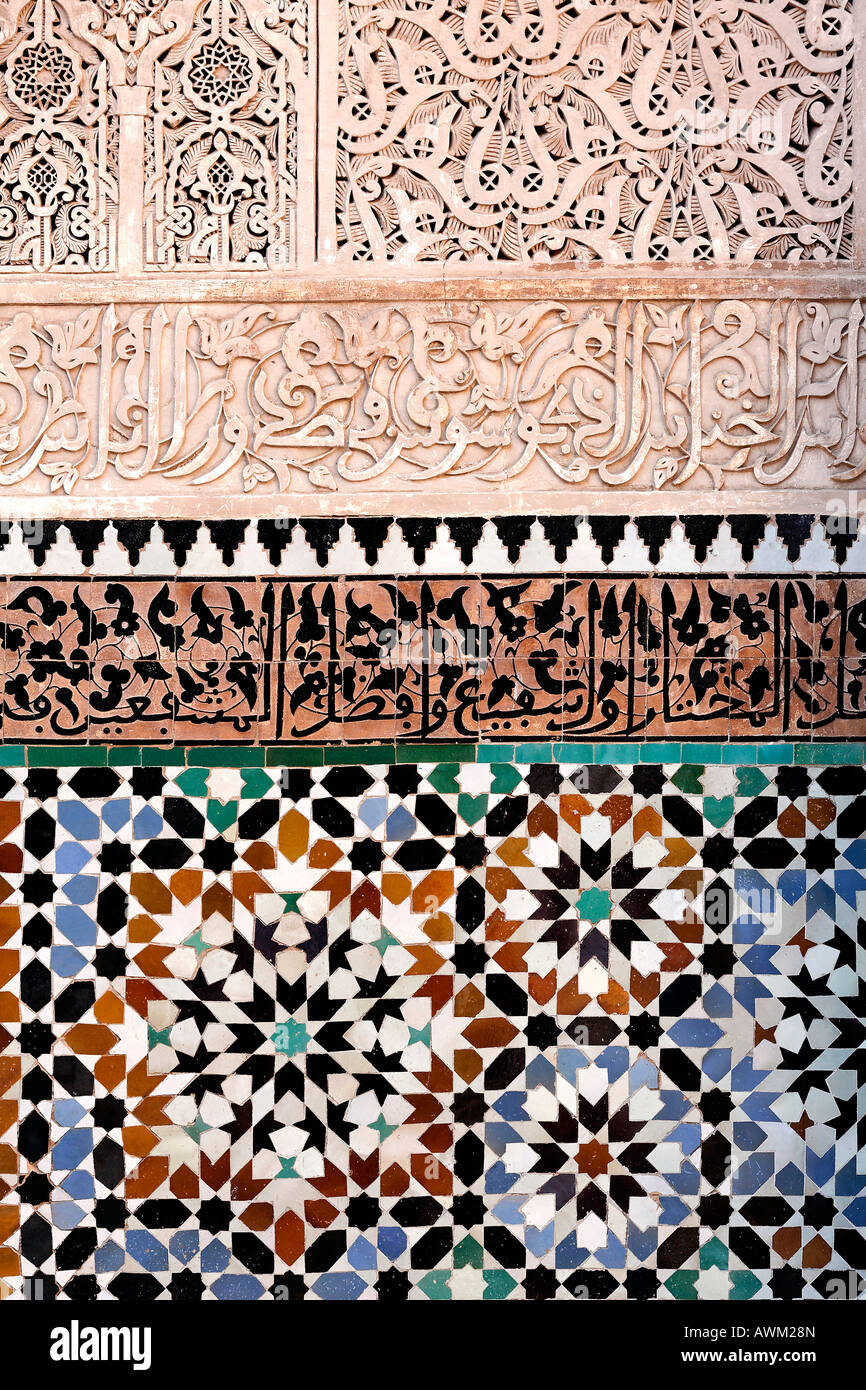 Parete di piastrelle decorate con ornati disegni arabescati, Ali-Ben-Youssef madrasah, storica Accademia teologica nel quartiere della Medina Foto Stock