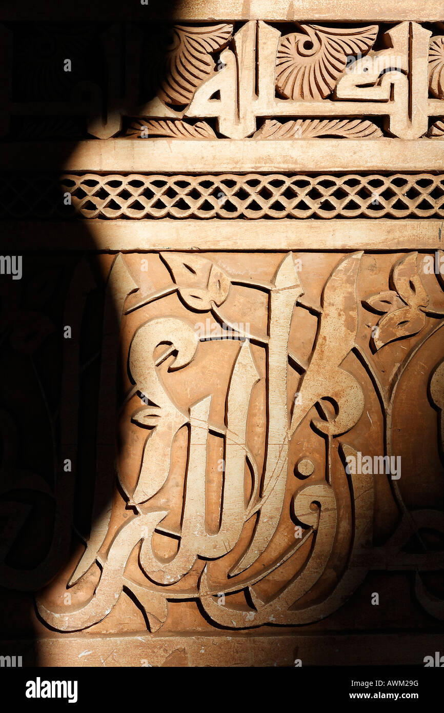Arabesque pattern con scrittura araba, Ali-Ben-Youssef madrasah, storica Accademia teologica nel quartiere della Medina, Marrakech, Foto Stock