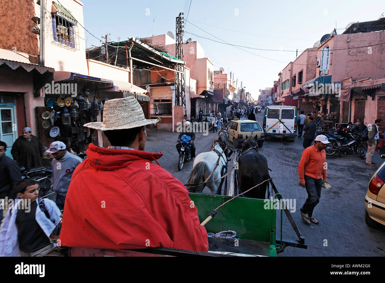 Vista da una carrareccia su una strada trafficata nel quartiere storico di Medina, Marrakech, Marocco, Africa Foto Stock