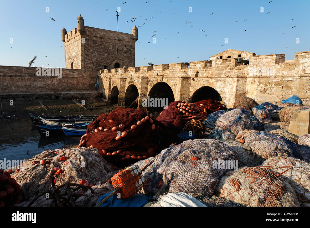 Reti da pesca ripiegate alla Fortezza della Scala du Port, Essaouira, Marocco, Africa Foto Stock
