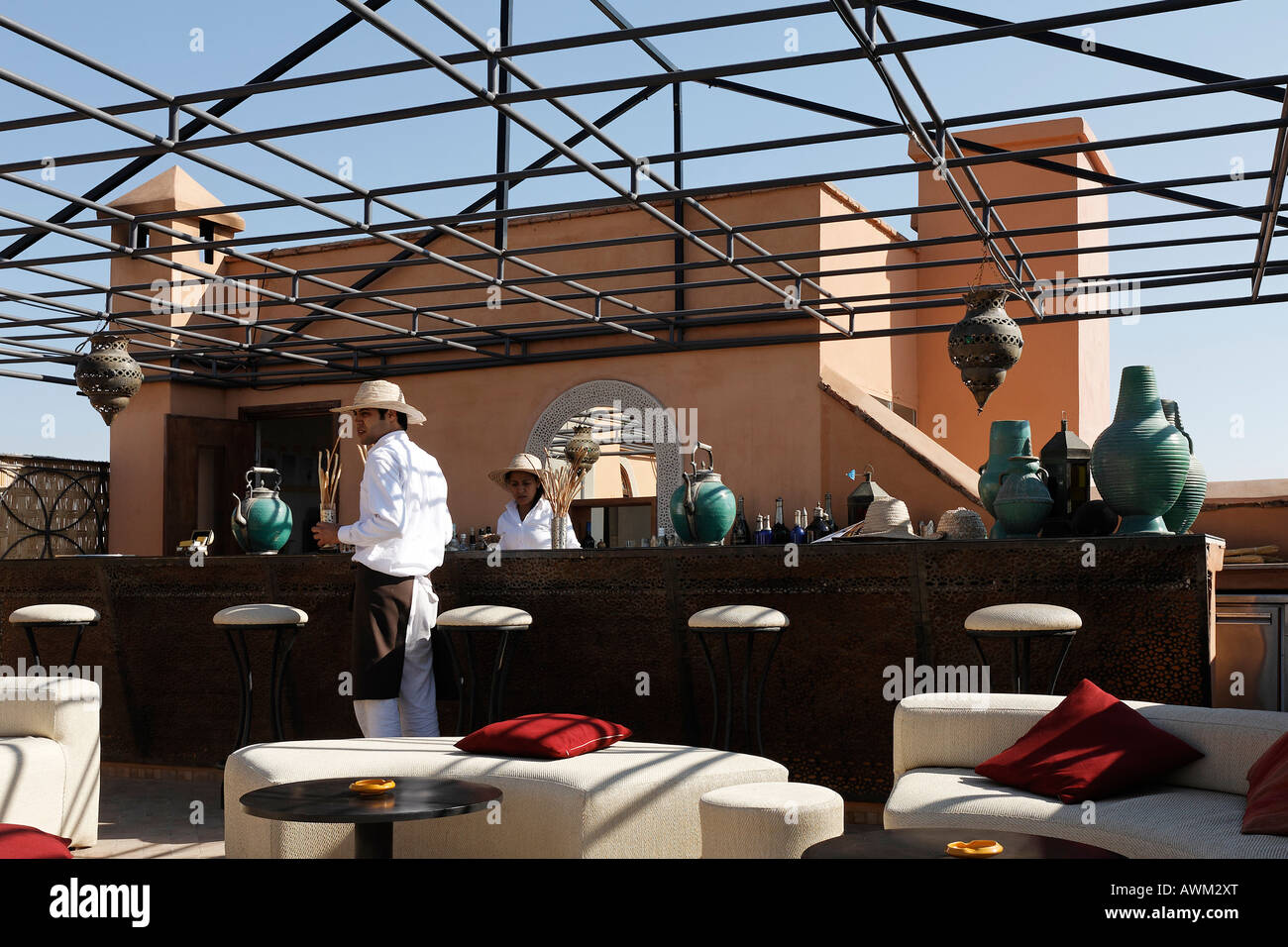 Bar moderno sul patio sul tetto del Café Arabe nello storico quartiere Medina, Marrakech, Marocco, Africa Foto Stock