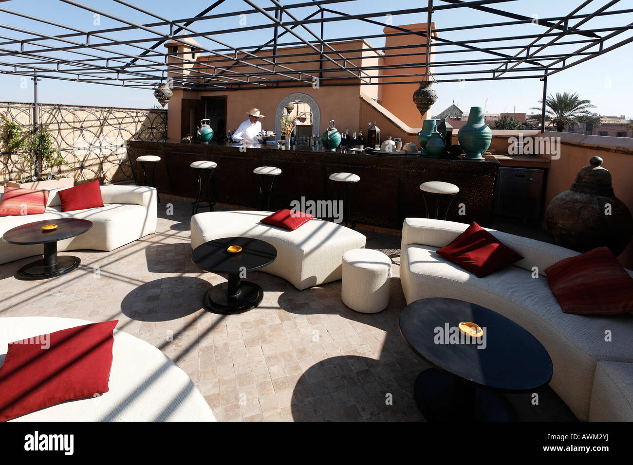 Bar moderno sul patio sul tetto del Café Arabe nello storico quartiere Medina, Marrakech, Marocco, Africa Foto Stock