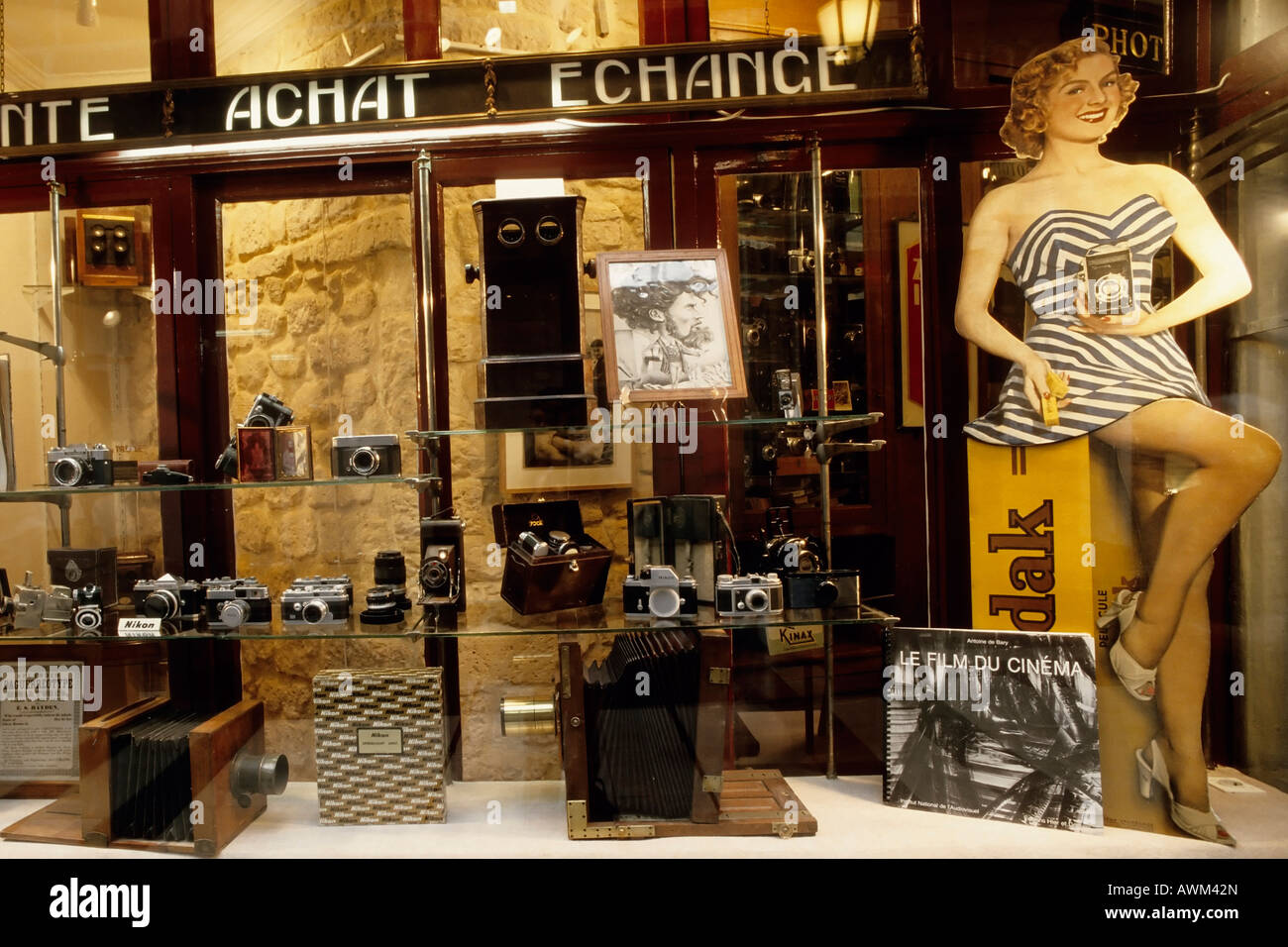 Pubblicità retrò per pellicola Kodak nella vetrina del negozio di un antico negozio fotocamera, Galerie Verdau, Parigi, Francia, Europa Foto Stock