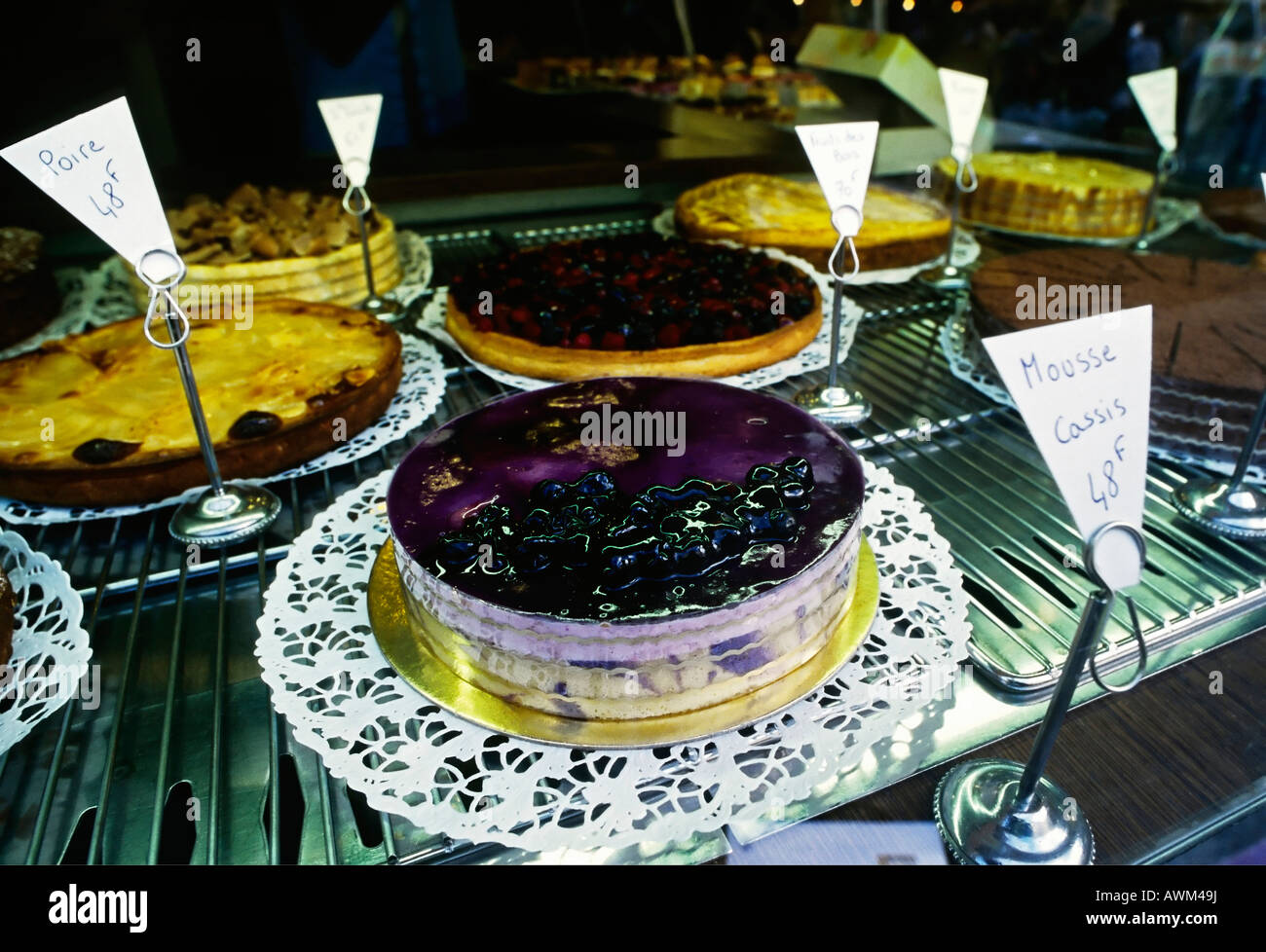 Deliziose torte che viene visualizzato nella finestra di una pasticceria a Parigi, in Francia, in Europa Foto Stock