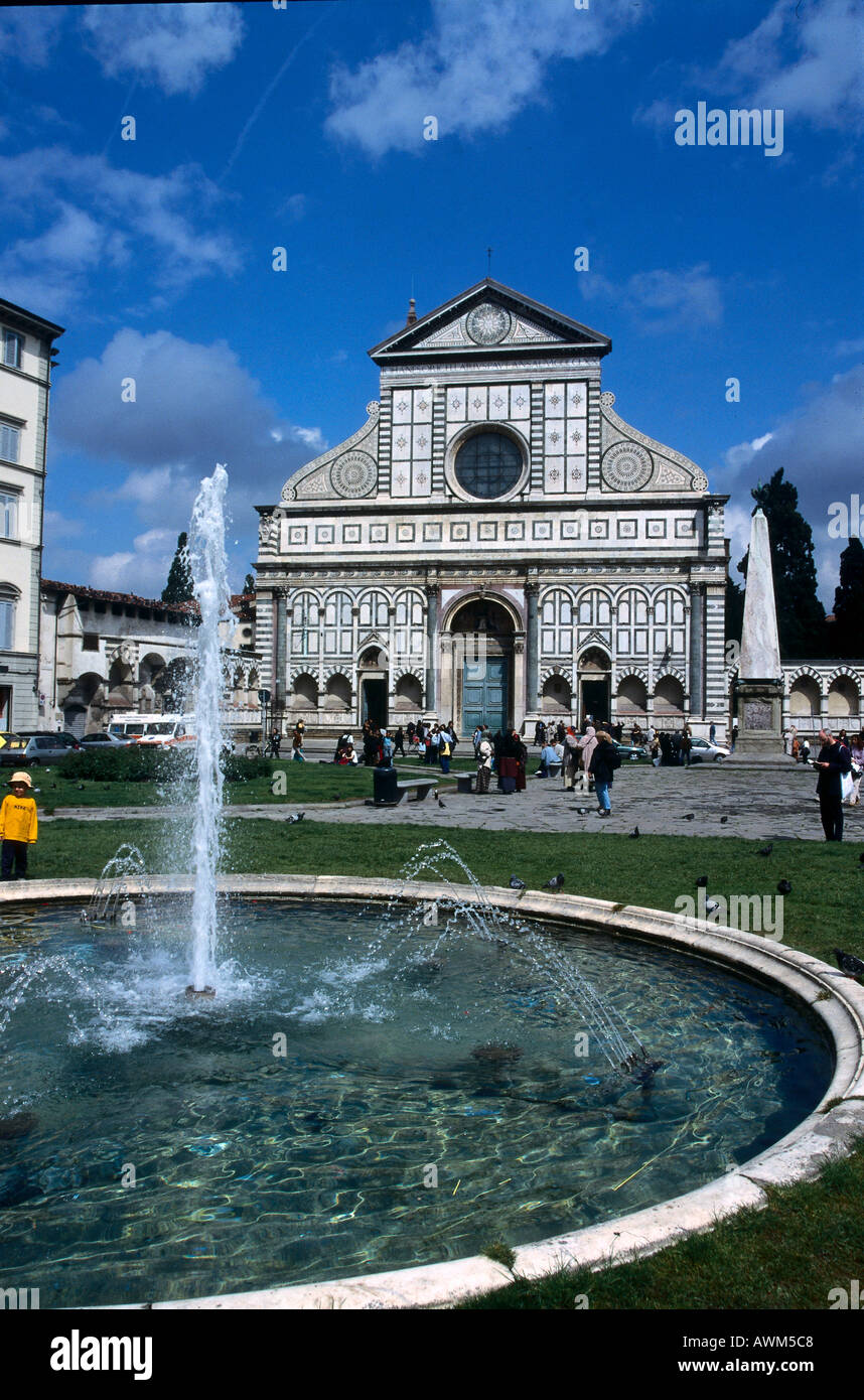 Fontana vicino a una chiesa di Santa Maria Novella, Firenze, Toscana, Italia Foto Stock