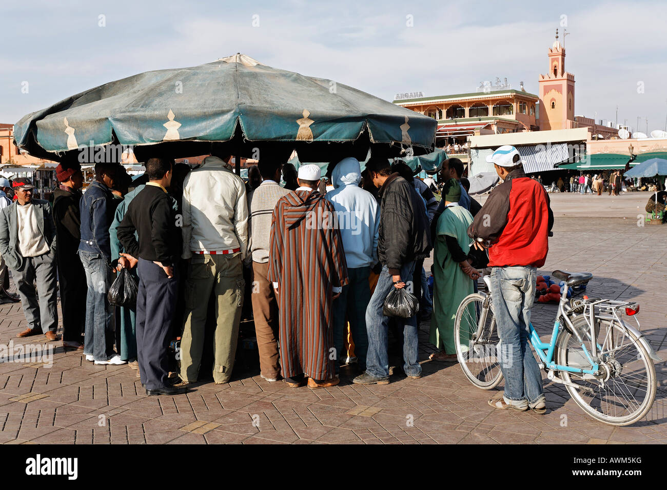 Gli ascoltatori facendo un cercle intorno a un narratore arabo a Djemaa el Fna a Marrakech, Marocco, Africa Foto Stock