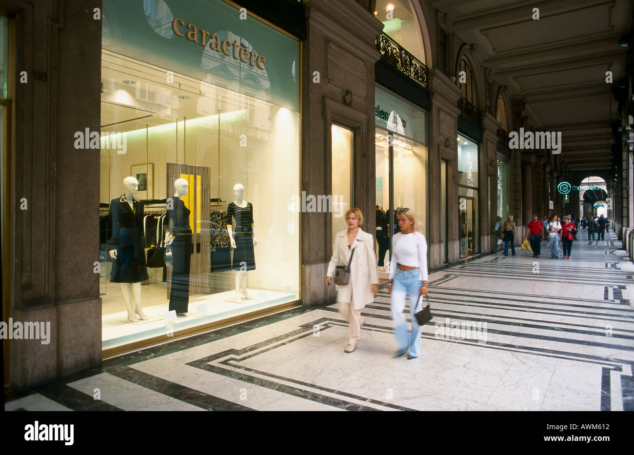 La gente a piedi nella parte anteriore del negozio di abbigliamento,  Torino, Piemonte, Italia Foto stock - Alamy