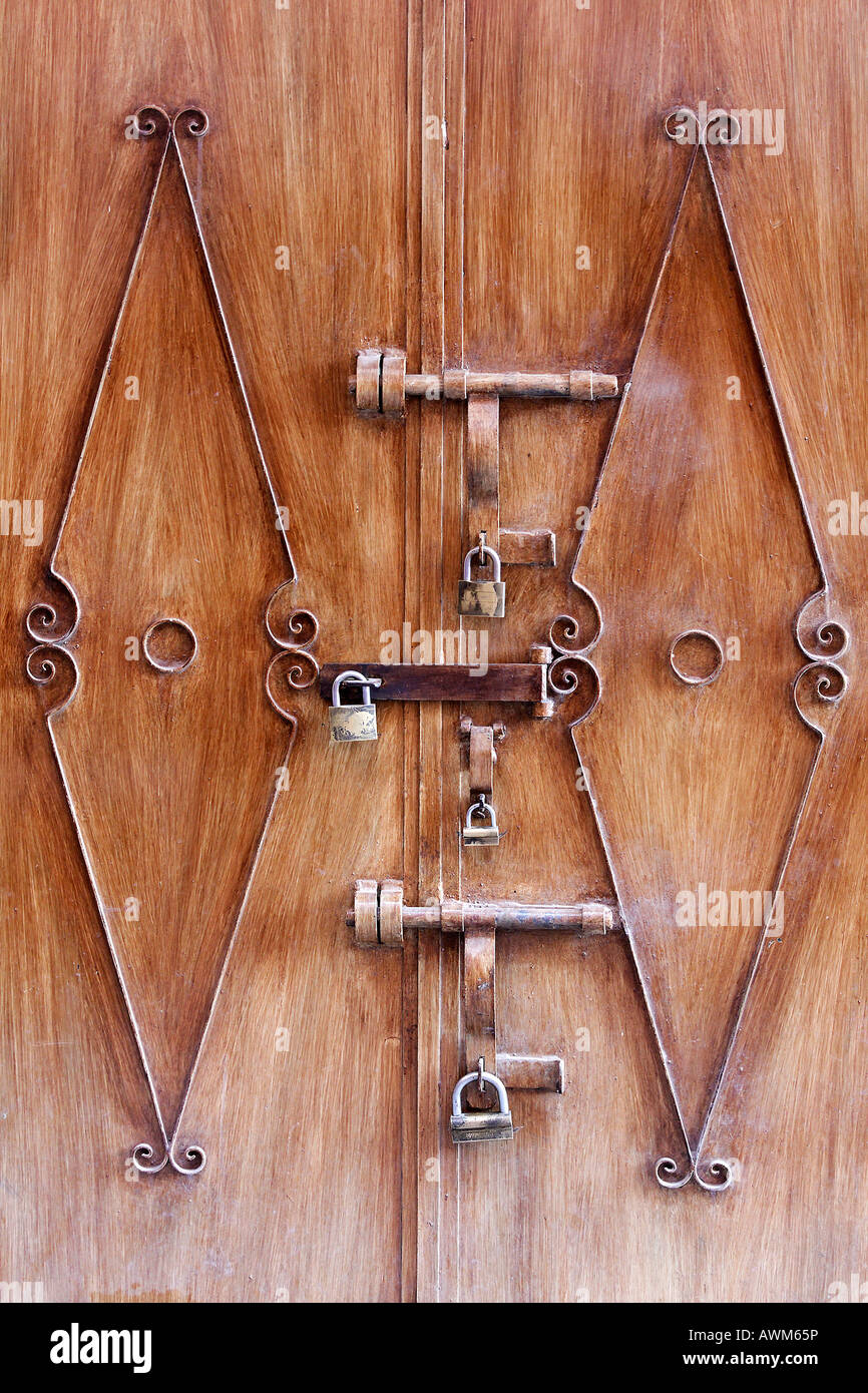 Shop porta con cinque lucchetti, Medina, Marrakech, Marocco, Africa Foto Stock