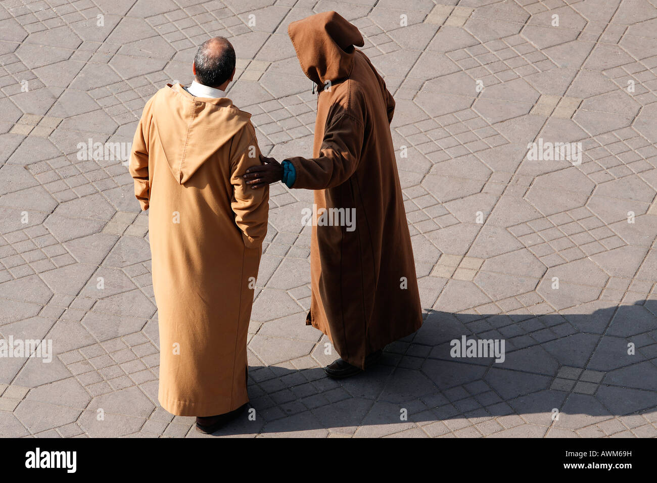 Due uomini che parlano, indossando un Djellaba, Djemaa el Fna, Marrakech, Marocco, Africa Foto Stock