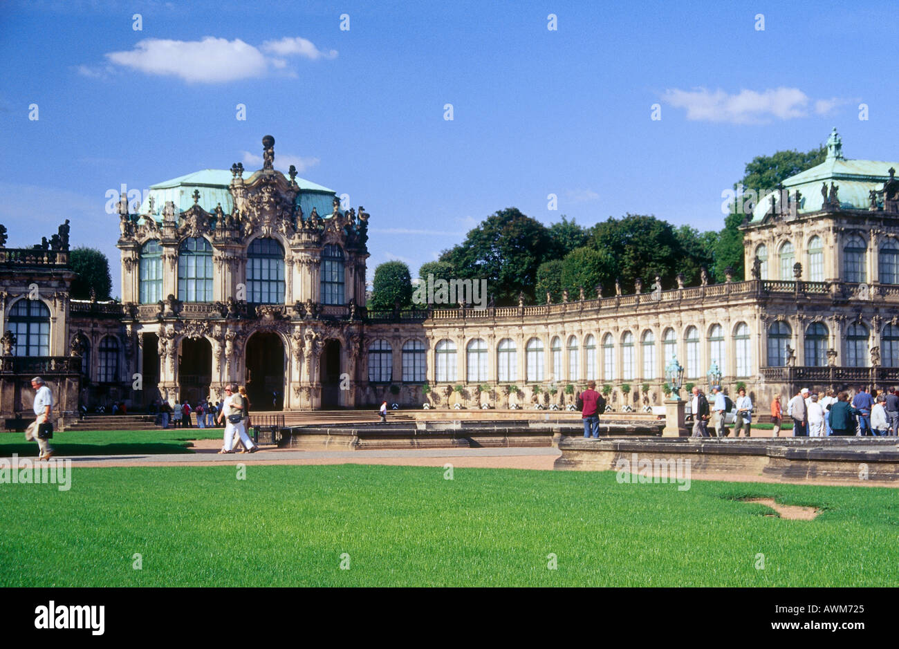 I turisti nella parte anteriore del palazzo, Palazzo Zwinger, Dresda, Sassonia, Germania Foto Stock