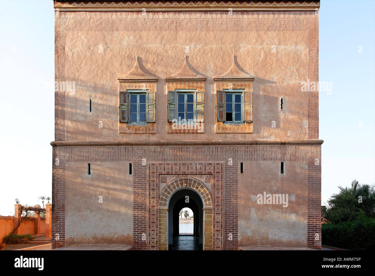 Parte anteriore del padiglione storico del sultano, Jardin Menara, Marrakech, Marocco, Africa Foto Stock