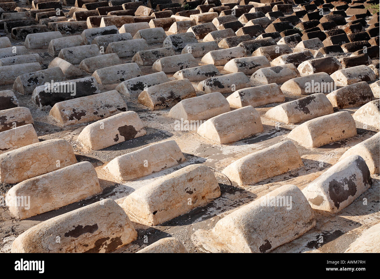 Tombe per bambini al vecchio cimitero ebraico, Mellah, Medina, Marrakech, Marocco, Africa Foto Stock