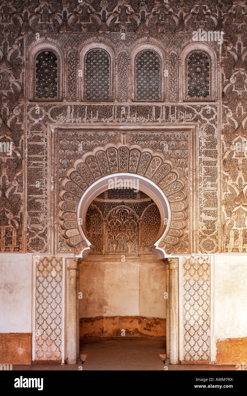 Stucco decorato Mihrab (alcova di preghiera) Medersa Ali-ben-Youssef, Medina, Marrakech, Marocco, Africa Foto Stock