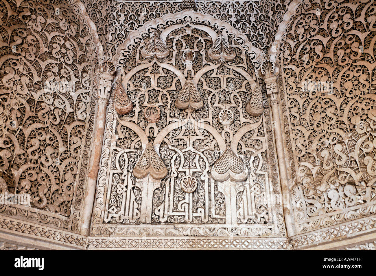 Decorate in stucco soffitto del mihrab (pregando alcova), Medersa Ali-Ben-Youssef, Medina, Marrakech, Marocco, Africa Foto Stock
