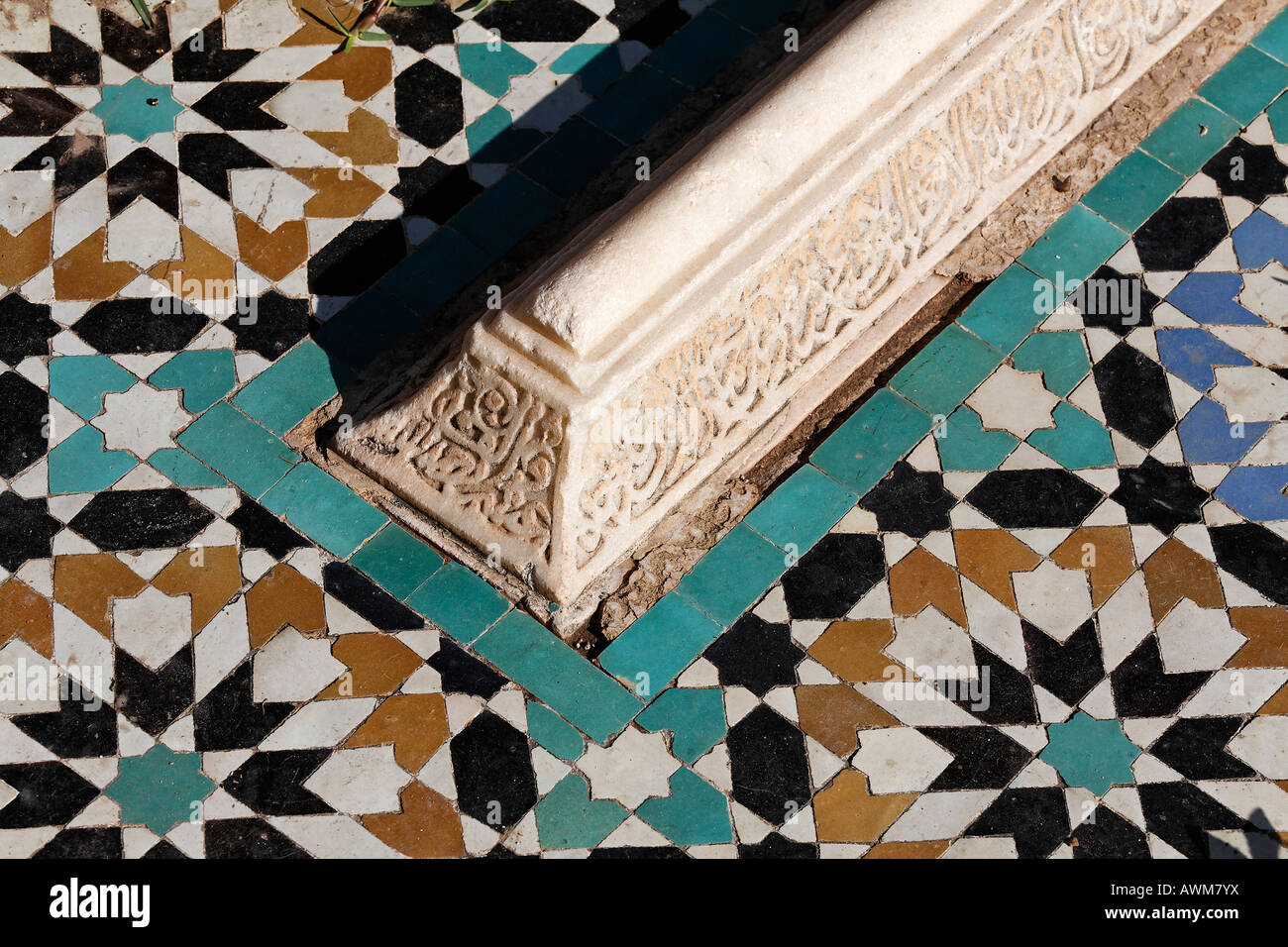 Lapide arabescato con iscrizione arabesca circondata da tegole colorate, Tombe Saadien, Medina, Marocco, Africa Foto Stock