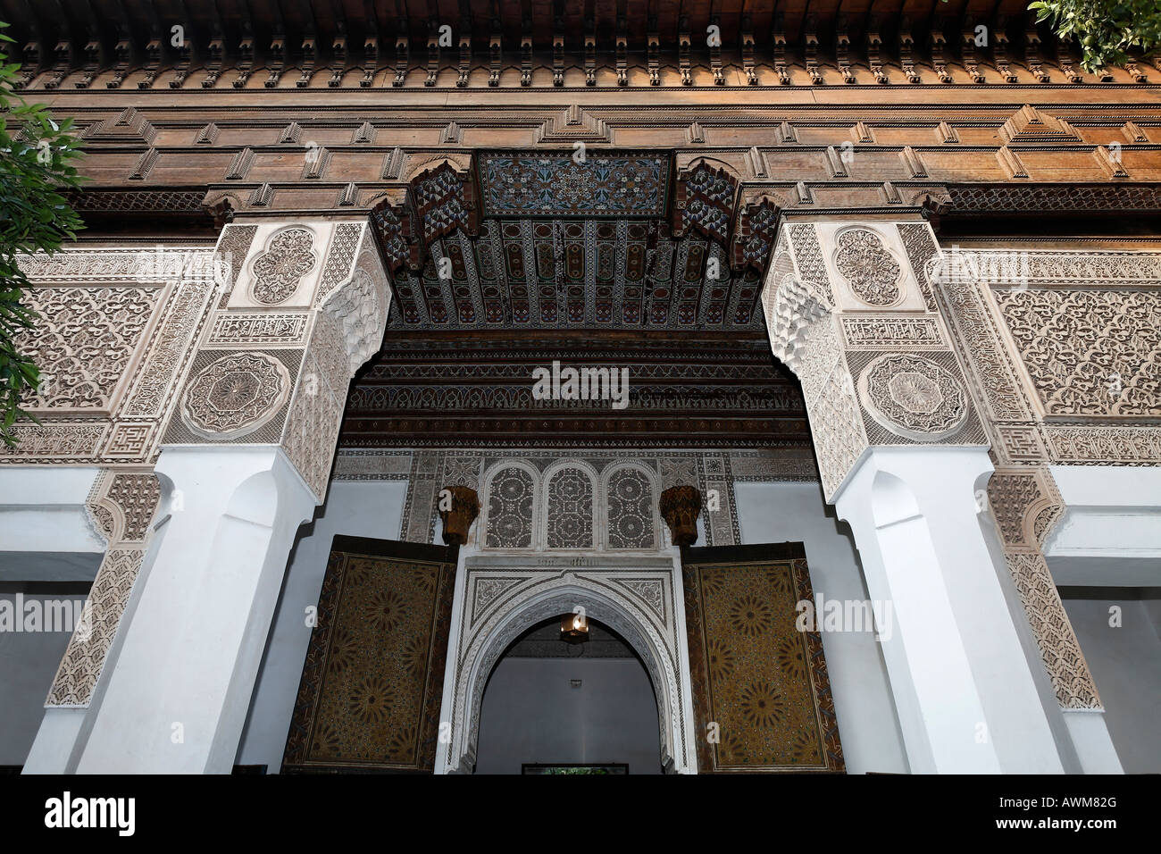 Magnifico portale con stucco e fun carving, Palais de la Bahia, Medina, Marrakech, Marocco, Africa Foto Stock