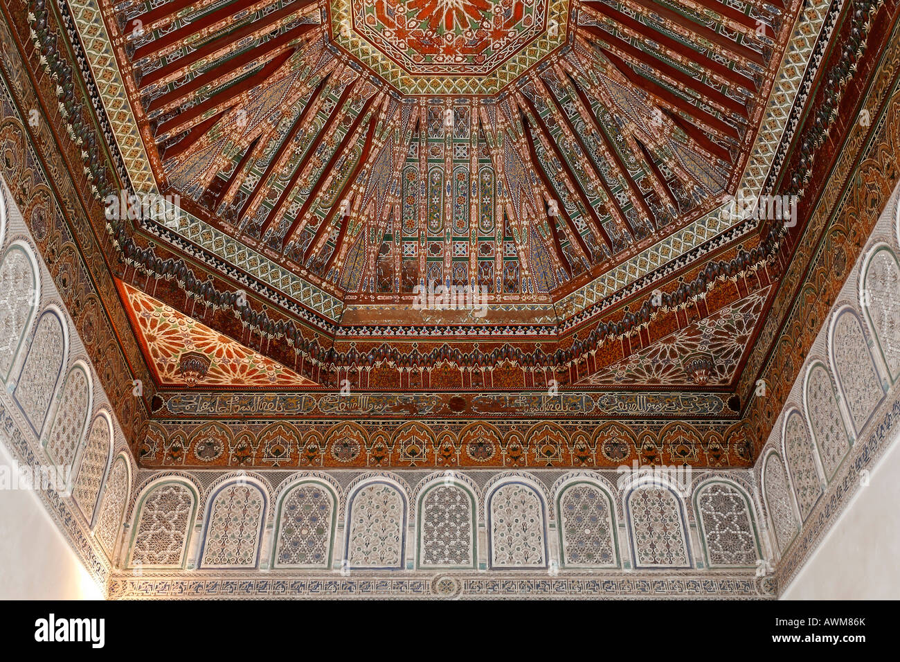 Soffitto e pareti ornamentali in legno con stucco, Palais de la Bahia, Medina, Marrakech, Marocco, Africa Foto Stock