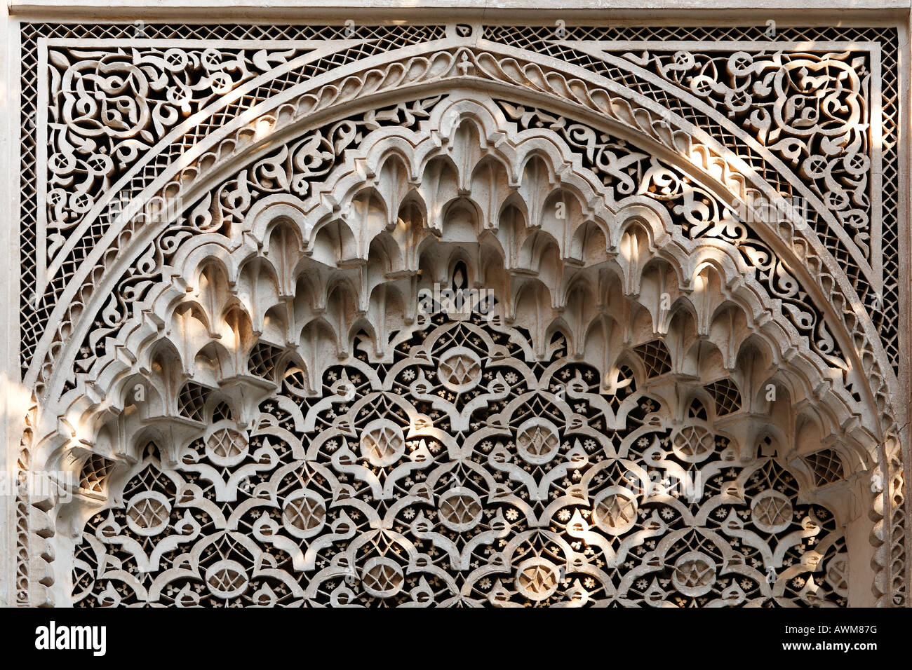 Decorazione di stalattite e arabesque artistica stucchi, il Palais de la Bahia, Medina, Marrakech, Marocco, Africa Foto Stock