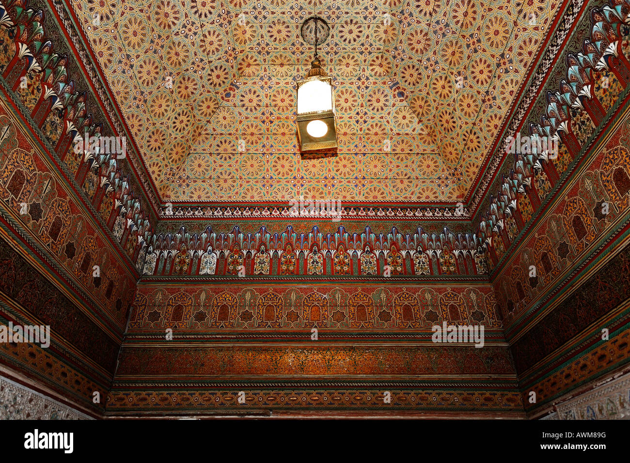 Dipinto artistico soffitto in legno, il Palais de la Bahia, Medina, Marrakech, Marocco, Africa Foto Stock